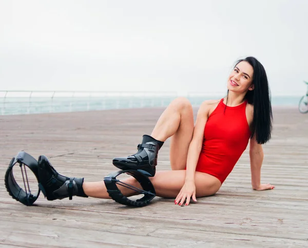 Kırmızı Spor Mayo Giymiş Seksi Esmer Kadın Sahilde Ayaklarında Botlarıyla — Stok fotoğraf