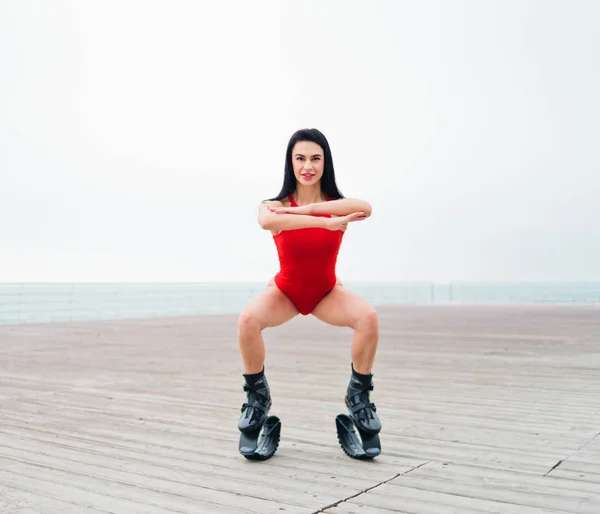 Fit Brunette Mujer Traje Deporte Rojo Entrenado Con Botas Salto —  Fotos de Stock