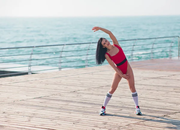 Mulher Ajuste Jovem Macacão Esporte Vermelho Tênis Fazendo Exercício Aeróbico — Fotografia de Stock