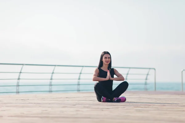 Jovem Ajuste Mulher Sentado Yoga Lotus Posar Praia — Fotografia de Stock