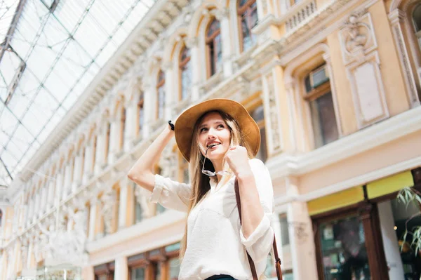 Retrato Uma Jovem Mulher Loira Turista Chapéu Fundo Arquitetura Urbana — Fotografia de Stock