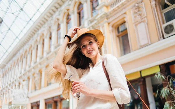 Retrato Una Joven Rubia Turista Sombrero Fondo Arquitectura Urbana — Foto de Stock