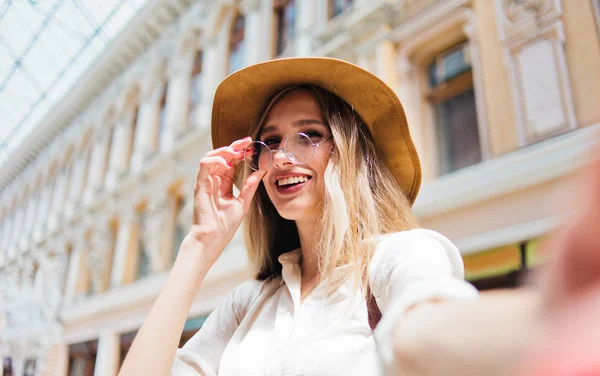 Emocjonalna Blondynka Filcowym Kapeluszu Okularach Robi Selfie Tle Architektury Starego — Zdjęcie stockowe