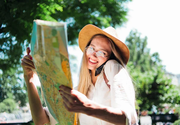 Idegenforgalmi Koncepció Utazás Városokba Vonzó Turista Filc Kalap Szemüveg Belenéz — Stock Fotó