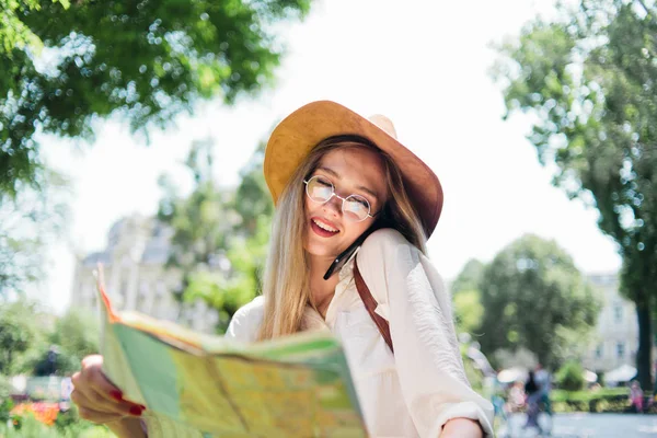 Conceito Turístico Viajar Para Novas Cidades Atraente Turista Mulher Chapéu — Fotografia de Stock