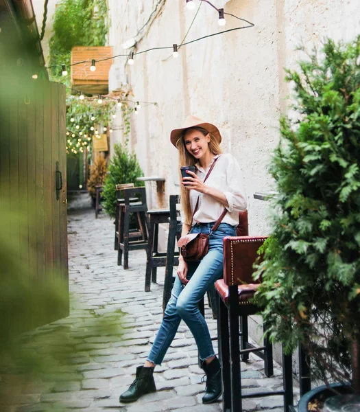 Fiatal Turista Élvezi Egy Csésze Kávét Egy Vintage Stílusú Szabadtéri — Stock Fotó