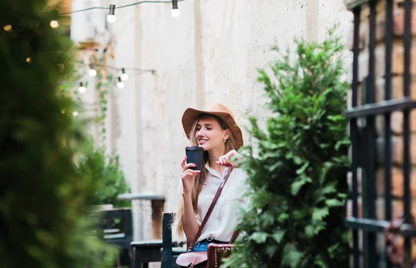 Fiatal Turista Élvezi Egy Csésze Kávét Egy Vintage Stílusú Szabadtéri — Stock Fotó