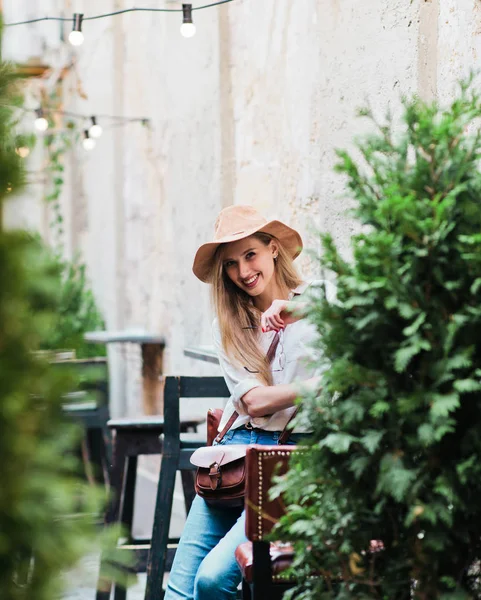 Mujer Rubia Joven Sentada Una Cafetería Aire Libre Estilo Clásico — Foto de Stock