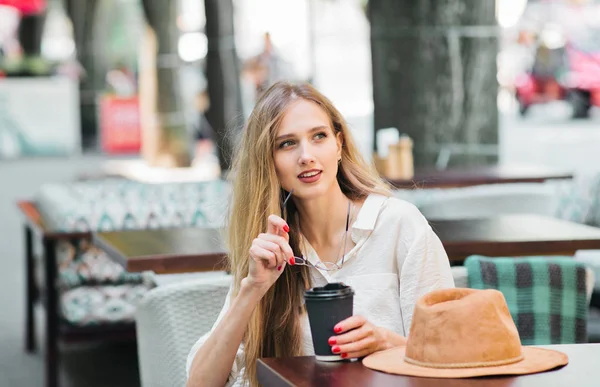 유쾌하게 금발의 여자가 거리의 카페에 커피를 마시고 — 스톡 사진