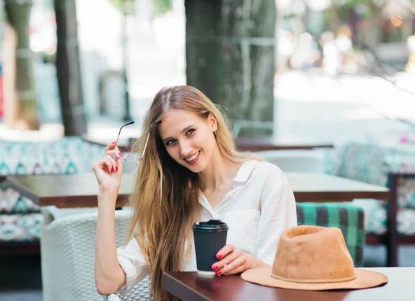 Glada Leende Blond Kvinna Sitter Gata Café Och Dricker Kaffe — Stockfoto