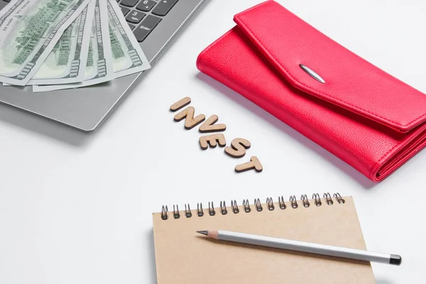 创意商业概念 笔记本电脑 笔记本 白色背景的钞票 上面写着 投资木字 简约主义 — 图库照片