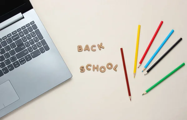 Tillbaka Till Skolans Minimalistiska Koncept Laptop Färgpennor Beige Bakgrund Slogan — Stockfoto