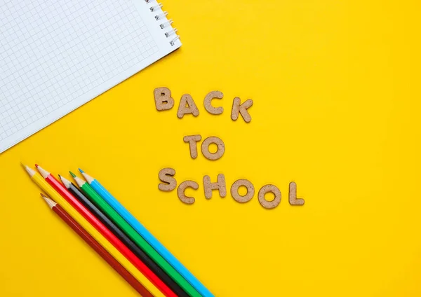 Iskolai Időbeosztás Többszínű Ceruzák Sárga Hátterű Jegyzetfüzet Szavak Vissza Iskolába — Stock Fotó