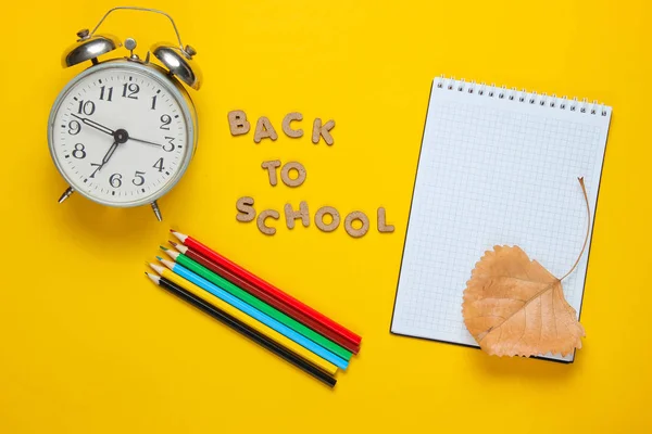 School Tijd Minimaal Concept Notitieblok Kleurpotloden Wekker Gele Achtergrond Met — Stockfoto