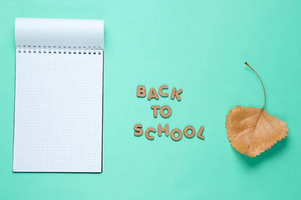 Skoltiden Minimalt Koncept Anteckningsblock Hösten Fallna Blad Blå Bakgrund Med — Stockfoto