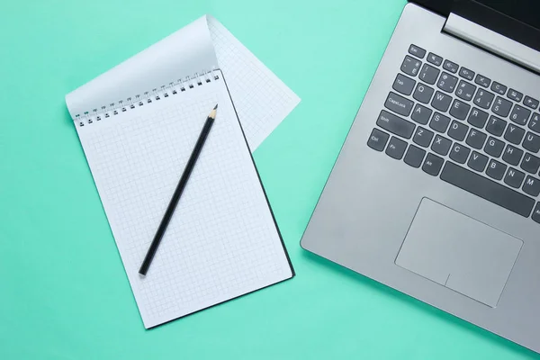 Minimalista Üzleti Koncepció Laptop Jegyzetfüzet Kék Hátterű Ceruzával Felülnézet — Stock Fotó