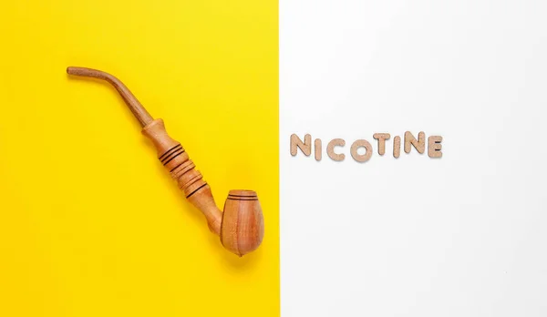 Wooden Smoking Pipe White Yellow Background Word Nicotine Wooden Letters — 스톡 사진