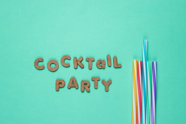 Tubi Cocktail Fondo Blu Con Slogan Cocktail Party Lettere Legno — Foto Stock