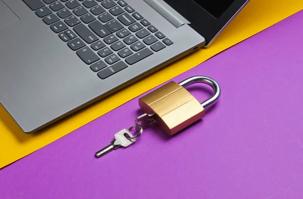 Computerbeveiligingsconcept Internetbeveiliging Laptop Slot Paars Geel Papier Achtergrond — Stockfoto