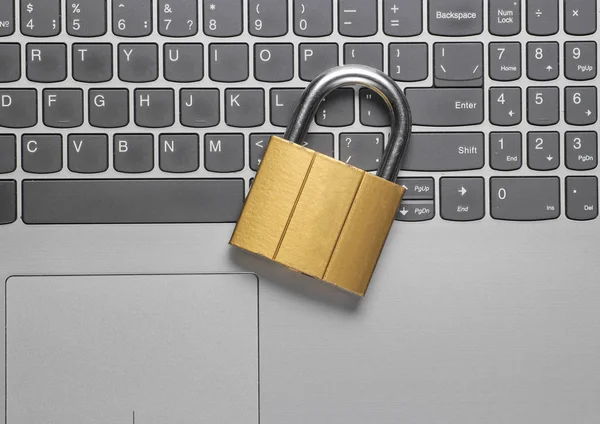 Bilgisayar koruması konsepti, internet güvenliği. Klavye bilgisayarını kilitle