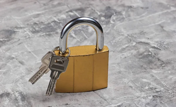 Μεταλλική Κλειδαριά Κλειδιά Γκρι Φόντο Τσιμέντο — Φωτογραφία Αρχείου