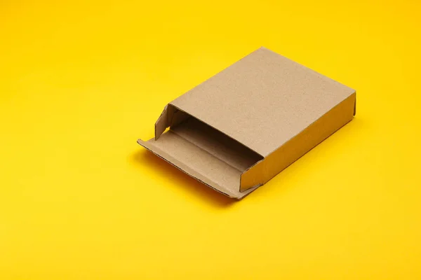 Caja Cartón Vacía Sobre Fondo Papel Amarillo —  Fotos de Stock