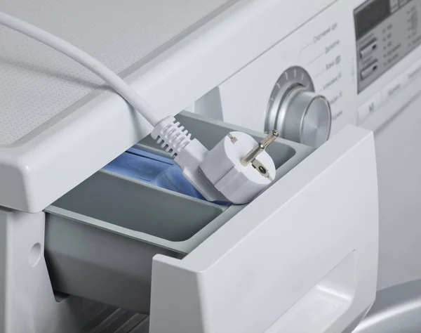 Elektrik prizi ile yakın plan çamaşır makinesi parçası.