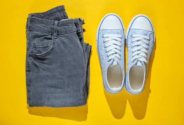 Concept Mode Minimaliste Baskets Jeans Mode Sur Fond Jaune Vue — Photo