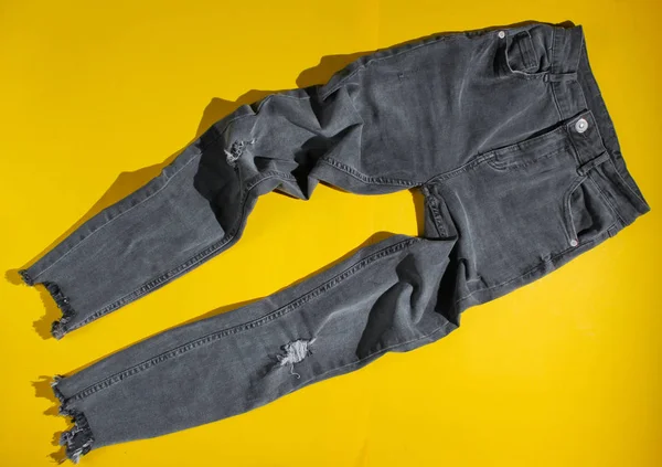 Concepto Moda Minimalista Pantalones Vaqueros Tendencia Gris Sobre Fondo Amarillo —  Fotos de Stock