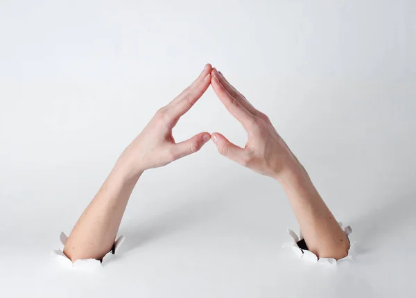 Χέρια Των Γυναικών Μειώνονται Μια Πυραμίδα Μέσα Από Τις Σχισμένες — Φωτογραφία Αρχείου