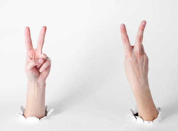 Les Mains Féminines Montrent Symbole Victoire Travers Les Trous Déchirés — Photo