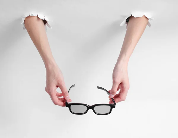 Mãos Das Mulheres Seguram Óculos Através Dos Orifícios Rasgados Fundo — Fotografia de Stock
