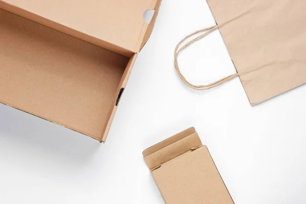 Concepto Ecológico Cajas Cartón Bolsa Papel Sobre Fondo Blanco Vista —  Fotos de Stock