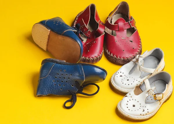 Muchos Zapatos Cuero Para Niños Sobre Fondo Amarillo — Foto de Stock