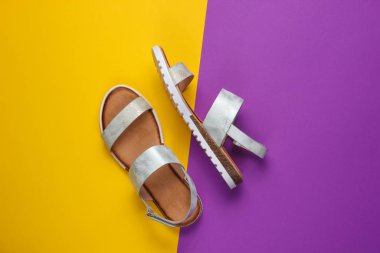 Mor sarı arka planda deri kadın sandaletleri. Yaz ayakkabıları, Top view