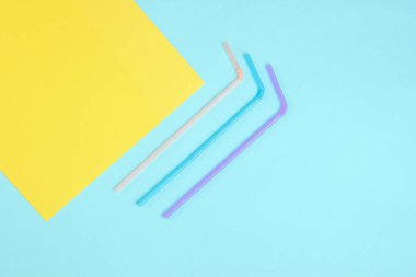 Renkli kağıt arka planda kokteyl tüpleri. Asgari Kokteyl Konsepti