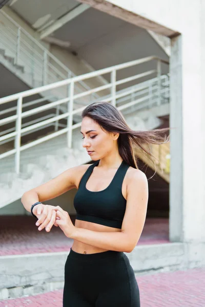 Atrakcyjna Kobieta Sportowa Odzieży Sportowej Używa Inteligentnego Zegarka Świeżym Powietrzu — Zdjęcie stockowe