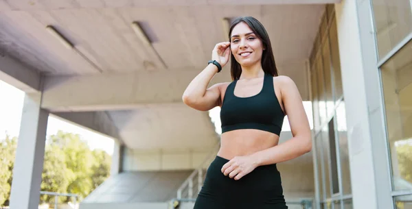 Retrato Mujer Joven Sonriente Ámbito Deportivo Que Encuentra Aire Libre —  Fotos de Stock