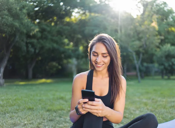 Mulher Fitness Saudável Alegre Sportswear Sentado Esteira Ioga Conversando Smartphone — Fotografia de Stock