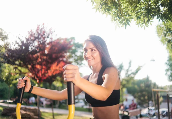 Mulher Ajuste Saudável Roupas Esportivas Fazendo Exercício Máquina Exercício Livre — Fotografia de Stock