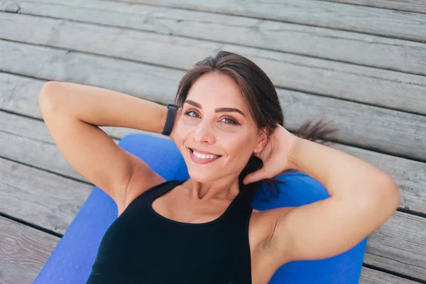 Young Sports Woman Doing Exercise Abdominal Muscles Lying Mat Wooden — Stock Photo, Image