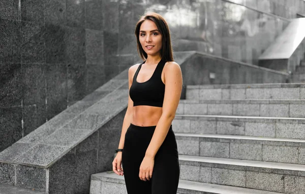 Deporte Y Fitness. Mujer Caucásica Joven Vestida Con Ropa