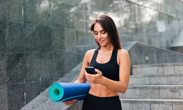 Portret Van Een Glimlachende Fitte Vrouw Met Een Perfect Lichaam — Stockfoto