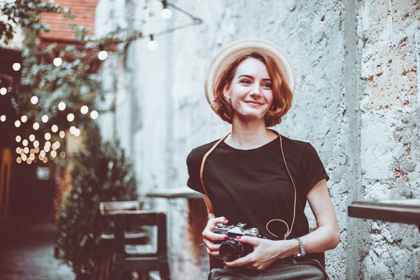 Молода Жінка Хіпстерка Ретро Камерою Сидить Стільці Посміхається Відкритому Повітрі — стокове фото
