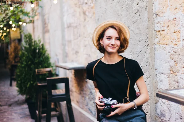 Jovem Hipster Com Câmera Retro Nas Mãos Senta Cadeira Sorri — Fotografia de Stock