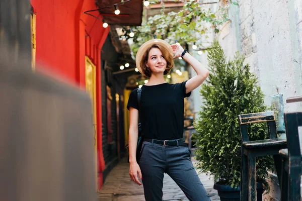 Yong Hipster Mulher Com Cortes Cabelo Curtos Chapéu Contra Fundo — Fotografia de Stock