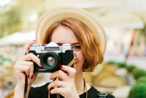 Wanita Hipster Tersenyum Memegang Kamera Retro Tangannya Dan Mengambil Gambar — Stok Foto
