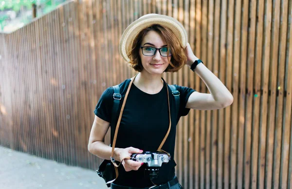 Mulher Hipster Elegante Chapéu Óculos Andando Livre Com Câmera Retro — Fotografia de Stock