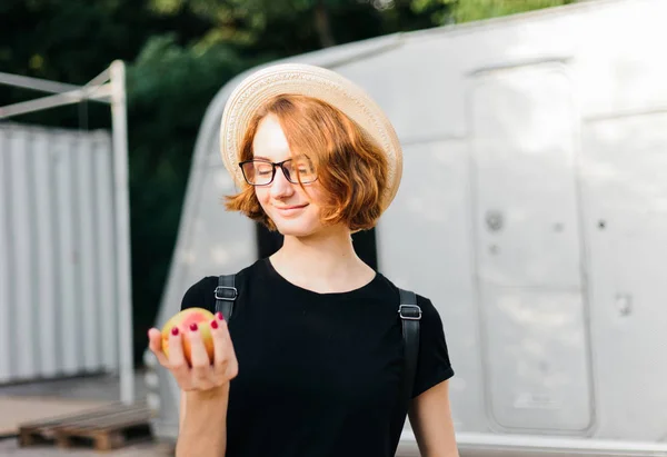 기사보기 모자를 애플을 야외에서 미소짓고 건강에 — 스톡 사진