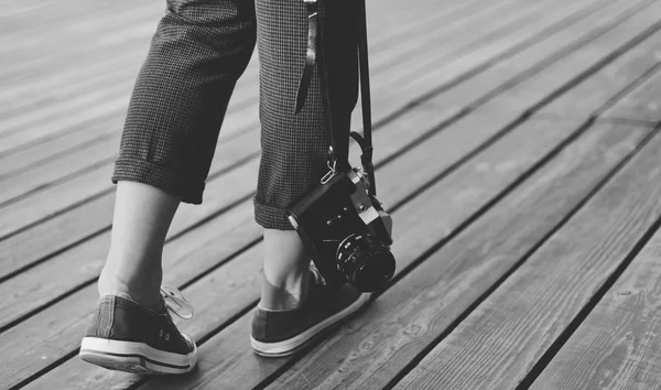 Hipsterskie Spojrzenie Kobiece Nogi Tenisówkach Spacerujących Drewnianej Powierzchni Kamerze Retro — Zdjęcie stockowe